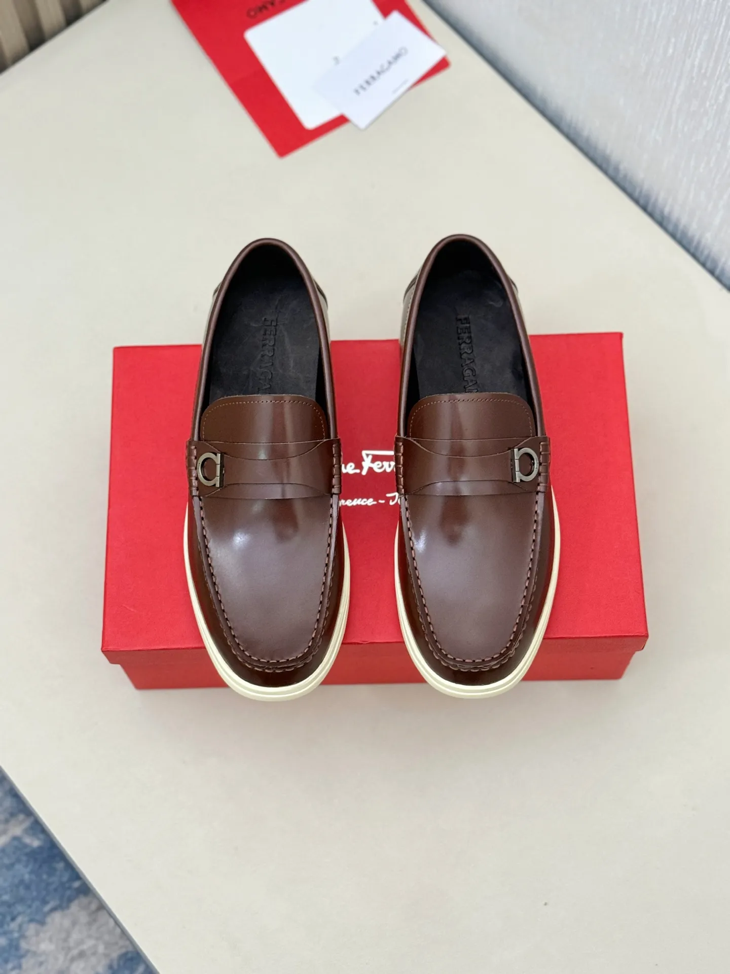 [Ferragamo] P: 580💰 Number of yards: 38~44 (45 orders are non-returnable) Ferragam's new men's driving shoes, the fabric is made of imported cowhide, with visible texture, heavy industrial stitching, dyed calfskin inside, standard logo cowhide feet, big-name experience, soft and comfortable on the feet, a men's favorite, special non-slip and wear-resistant rubber soles, easy to handle various occasions, with original box packaging!